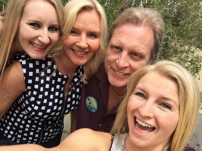 Mandy Hansen with her parents and sister, Nina